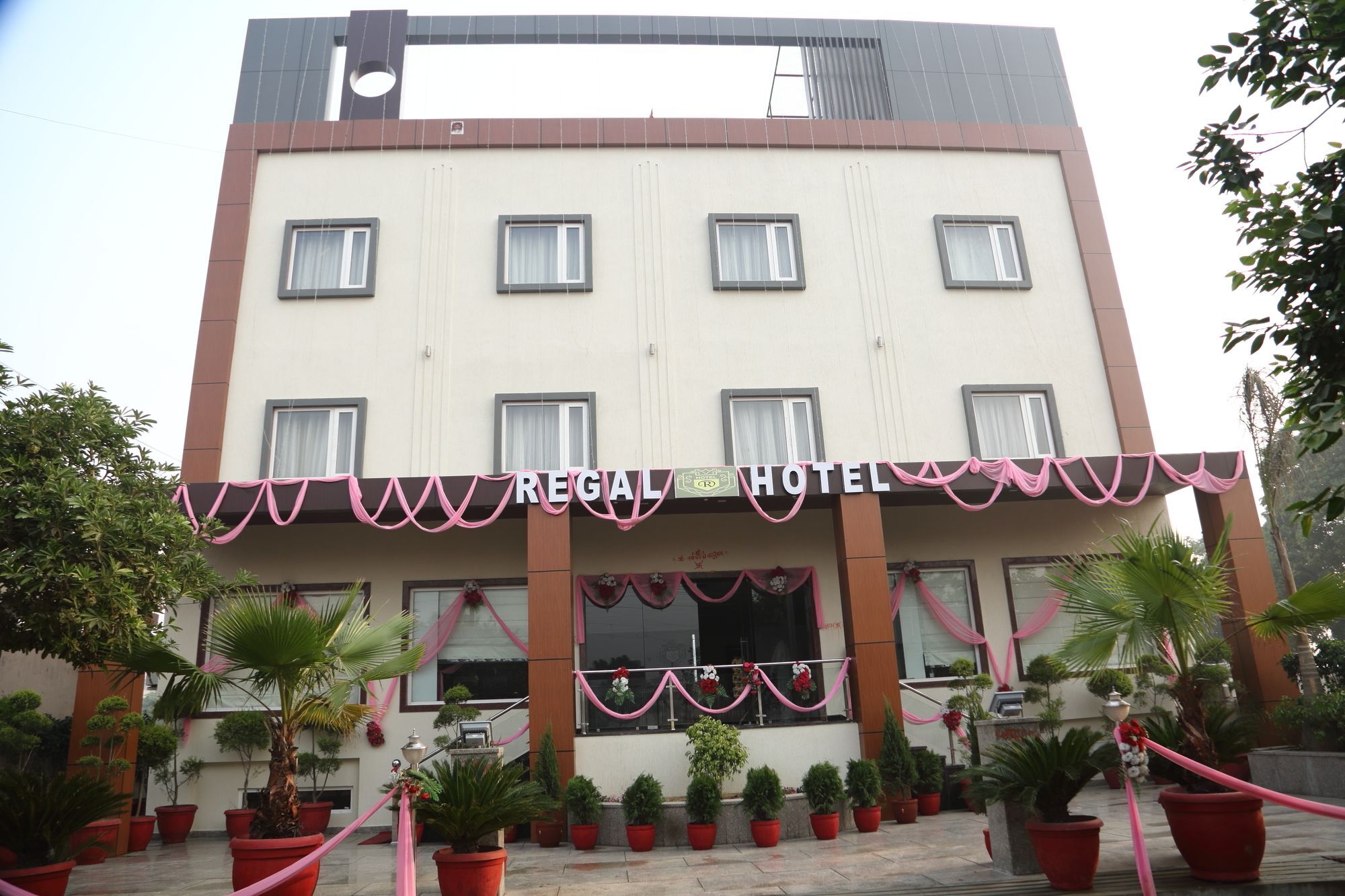 Regal Hotel And Restaurant Matura Exterior foto